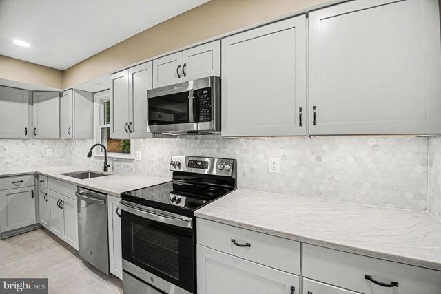 16200 EDGEWOOD DR, Dumfries, VA 22025