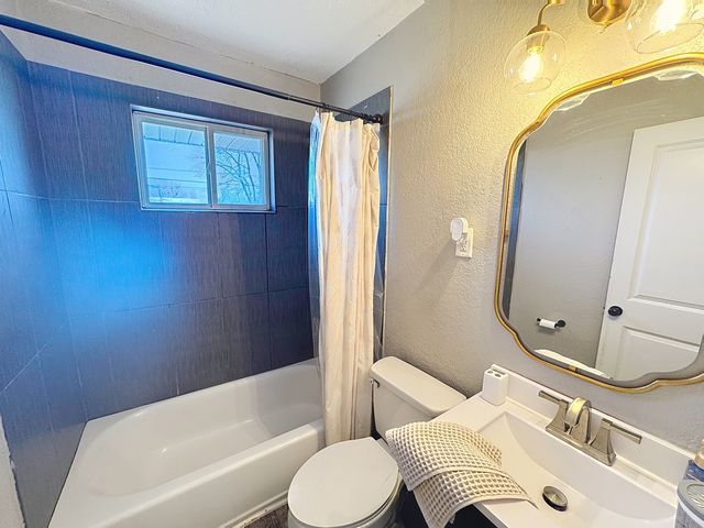 2031 N Fairmount Street, Davenport, IA 52804