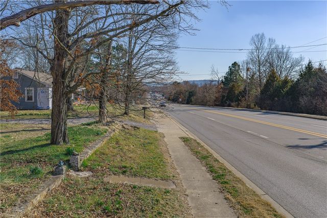390 S Crossover Road, Fayetteville, AR 72701