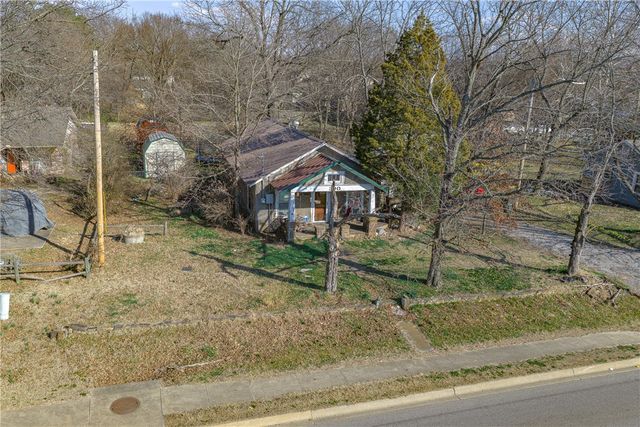 390 S Crossover Road, Fayetteville, AR 72701