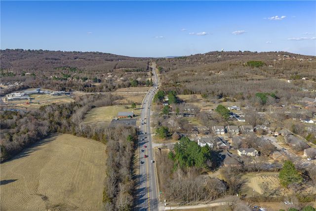 390 S Crossover Road, Fayetteville, AR 72701