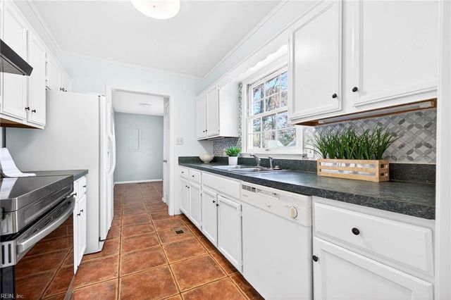 916 Oxford DR, Virginia Beach, VA 23452