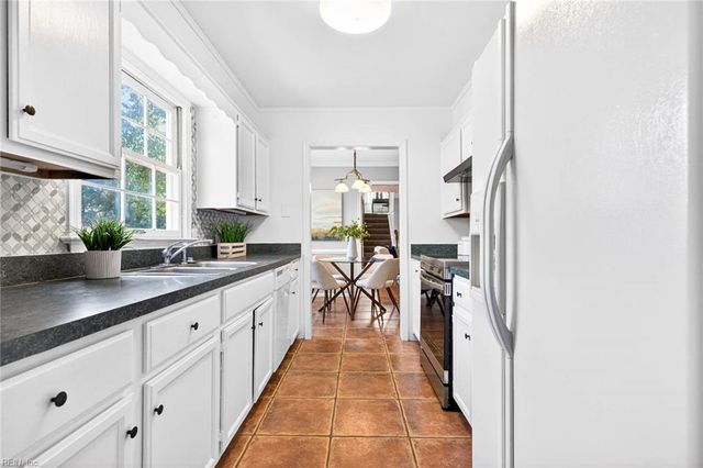 916 Oxford DR, Virginia Beach, VA 23452