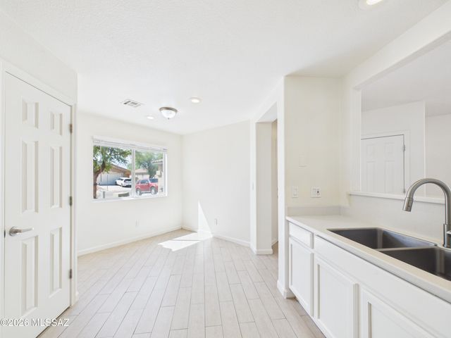 2136 W Frostwood Lane, Tucson, AZ 85745