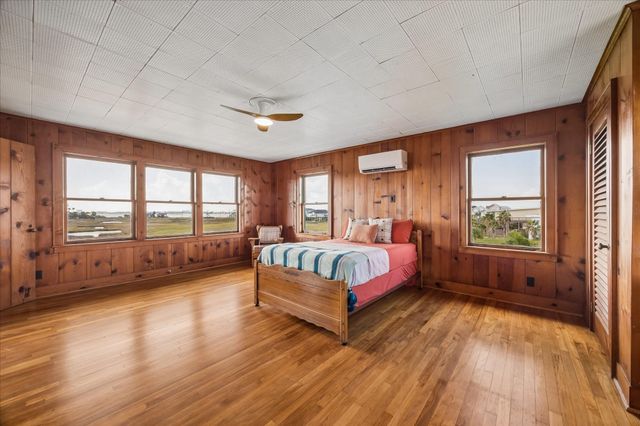 516 91st Street, Galveston, TX 77554