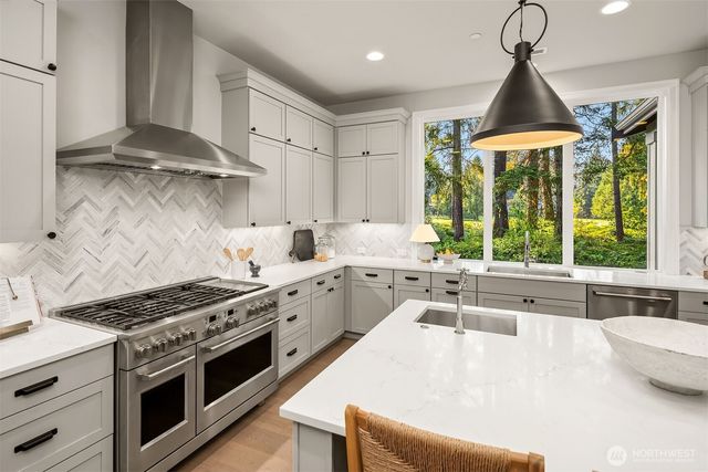 2025 211th Avenue NE, Sammamish, WA 98074
