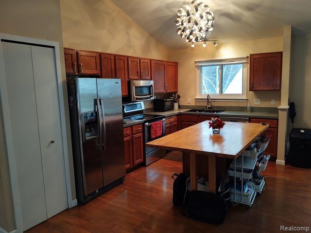 1432 Pond View Court, Wixom, MI 48393