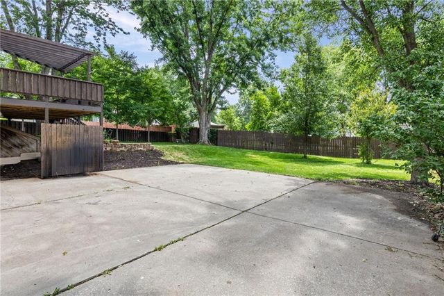 1605 High Drive, Liberty, MO 64068