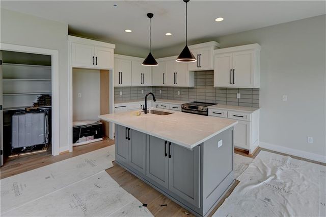 6400 NW 98th Street, Kansas City, MO 64153