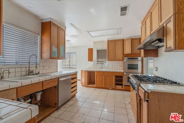 23357 Hatteras Street, Woodland Hills (los Angeles), CA 91367