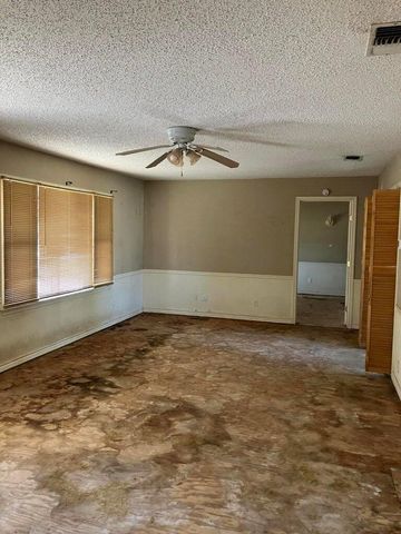 305 SE 8th Street, Plainview, TX 79072