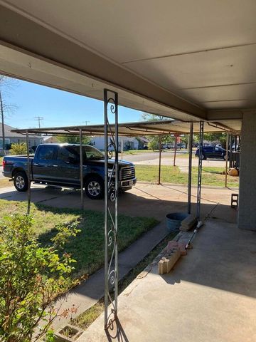 305 SE 8th Street, Plainview, TX 79072