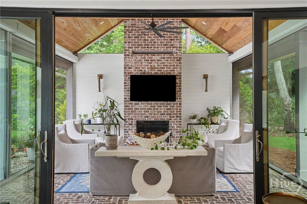 Image 15 of property listing at 9 Brandenberry Road, Savannah, GA 31411