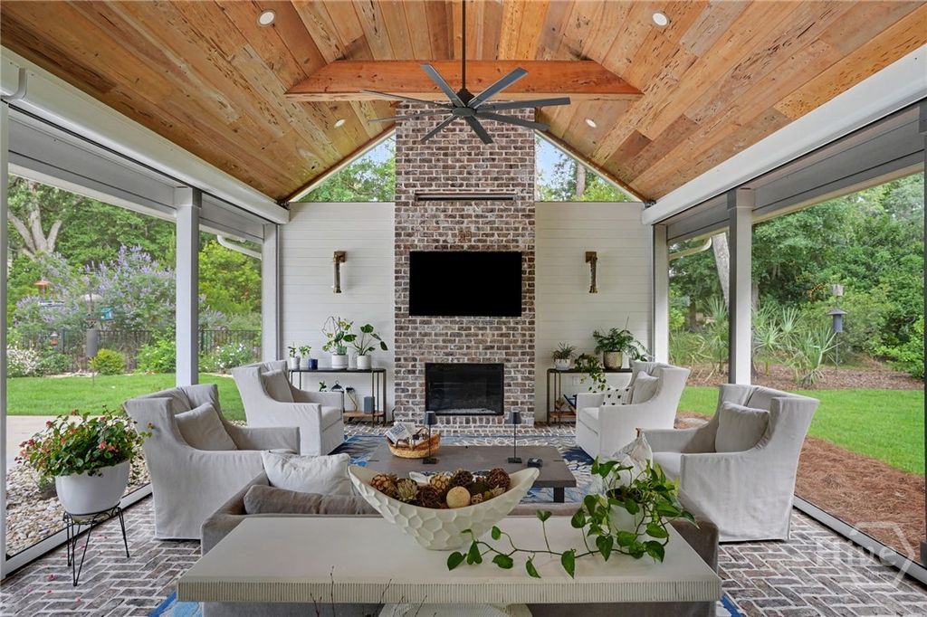 Image 16 of property listing at 9 Brandenberry Road, Savannah, GA 31411