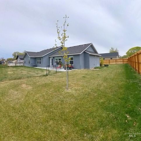 808 Adell Ave, Filer, ID 83328
