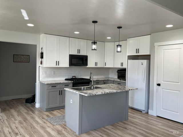 808 Adell Ave, Filer, ID 83328