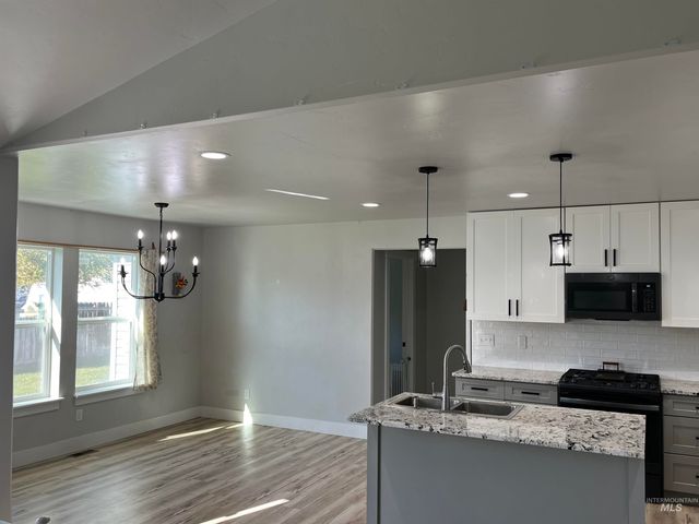 808 Adell Ave, Filer, ID 83328