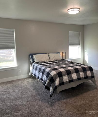 808 Adell Ave, Filer, ID 83328