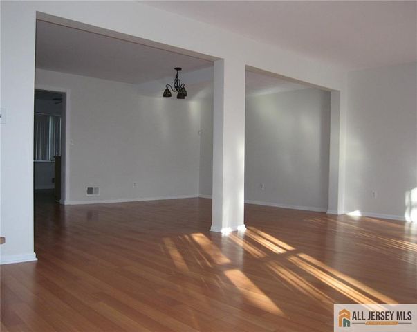 6107 N Oaks Boulevard, North Brunswick, NJ 08902