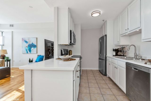 77 S Evergreen Avenue 507, Arlington Heights, IL 60005