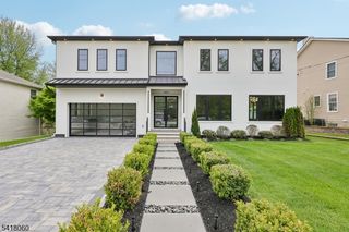 424 E Ridgewood Ave, Paramus Boro, NJ 07652