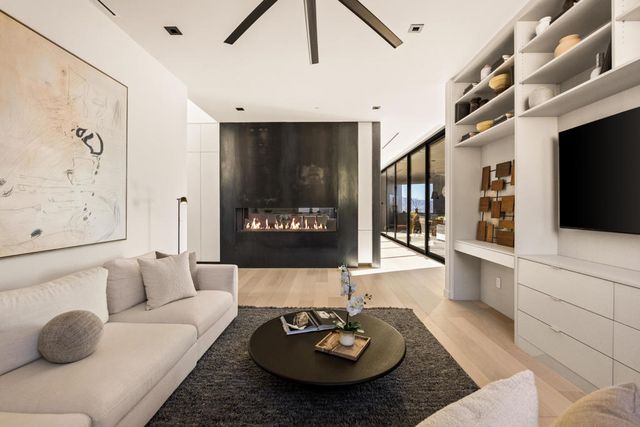 2085 Desert Flower Court, Palm Springs, CA 92262