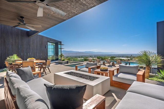 2085 Desert Flower Court, Palm Springs, CA 92262