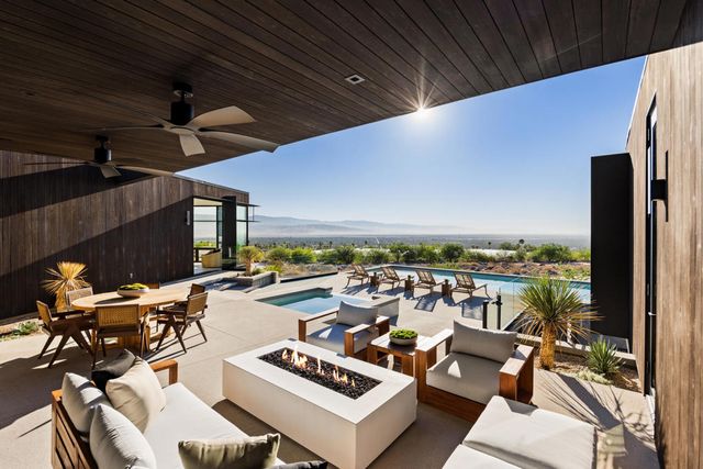 2085 Desert Flower Court, Palm Springs, CA 92262