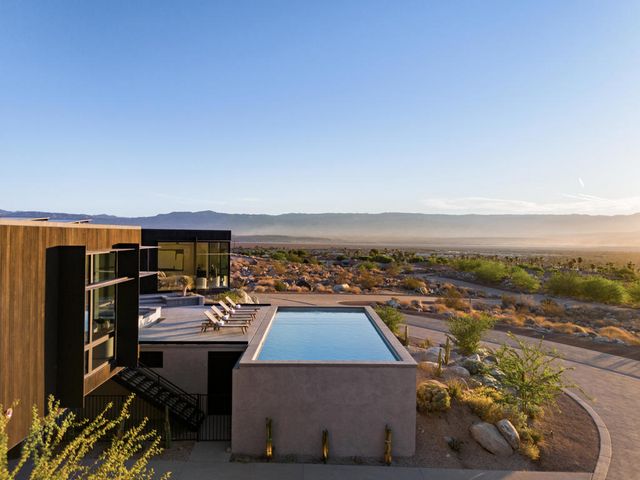 2085 Desert Flower Court, Palm Springs, CA 92262