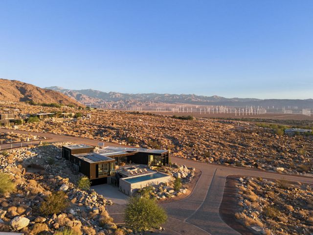2085 Desert Flower Court, Palm Springs, CA 92262