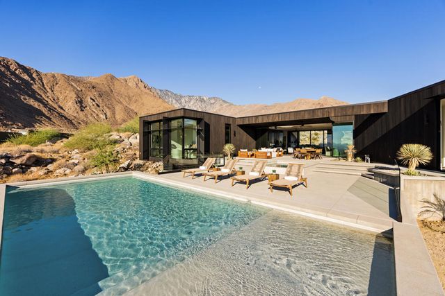 2085 Desert Flower Court, Palm Springs, CA 92262