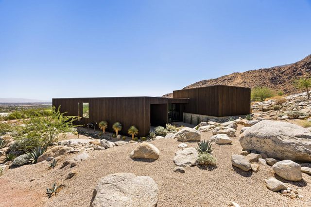 2085 Desert Flower Court, Palm Springs, CA 92262