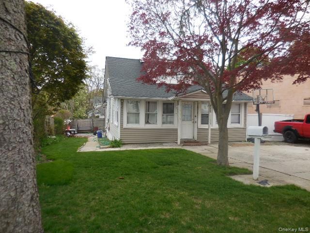 211 Lowndes Avenue, Huntington Station, NY 11746