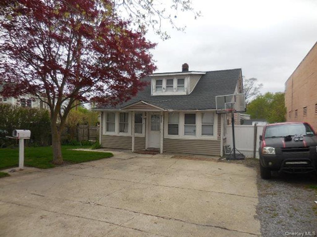 211 Lowndes Avenue, Huntington Station, NY 11746