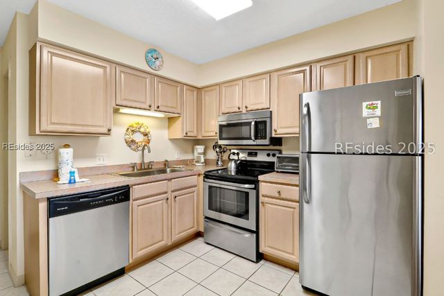 40 Folly Field Rd Apt E18, Hilton Head Island, SC 29928