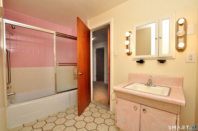 5 Garrison Terrace, Bloomfield, CT 06002