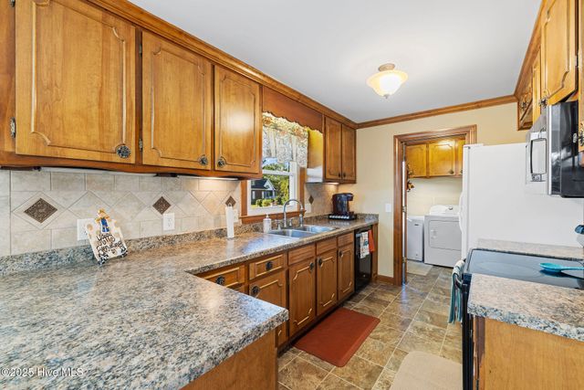 631 E Sanders Street, Four Oaks, NC 27524