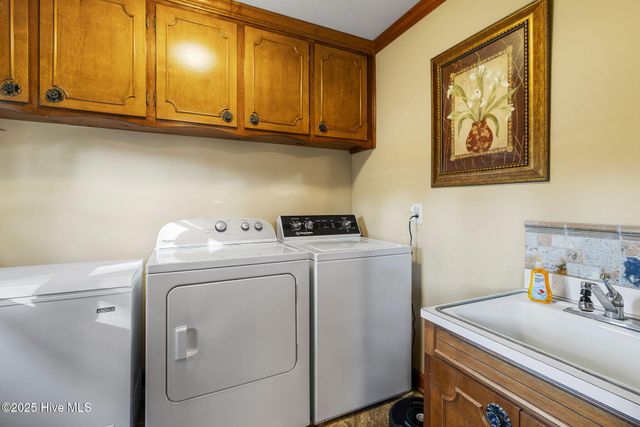 631 E Sanders Street, Four Oaks, NC 27524