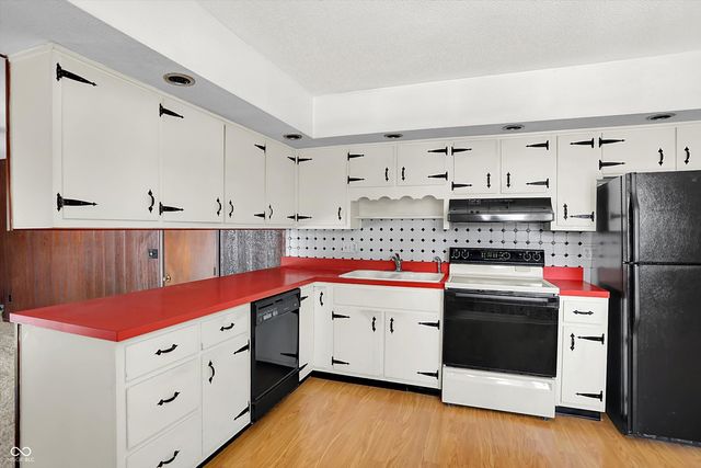 10020 Holaday Drive, Carmel, IN 46032