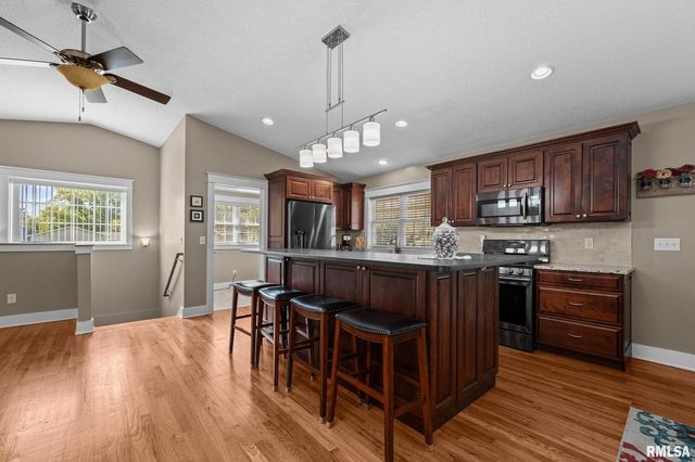 2720 Kennedy Dr Drive, East Moline, IL 61244