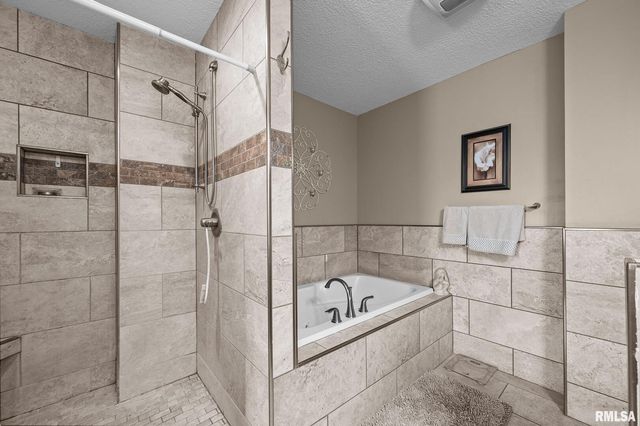 2720 Kennedy Dr Drive, East Moline, IL 61244