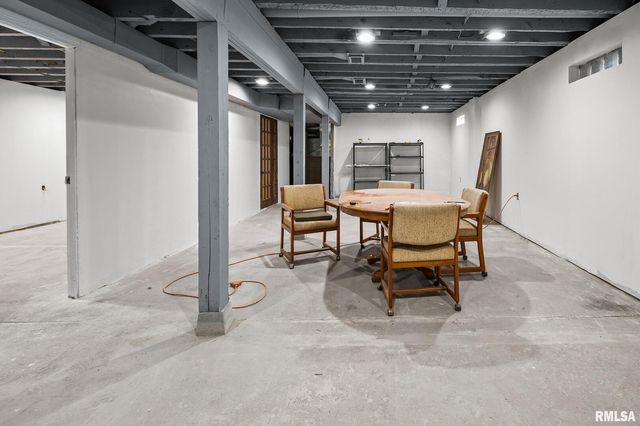 2720 Kennedy Dr Drive, East Moline, IL 61244