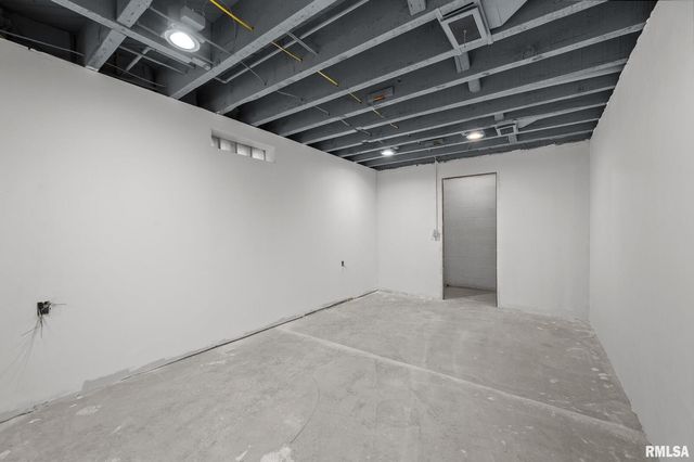 2720 Kennedy Dr Drive, East Moline, IL 61244