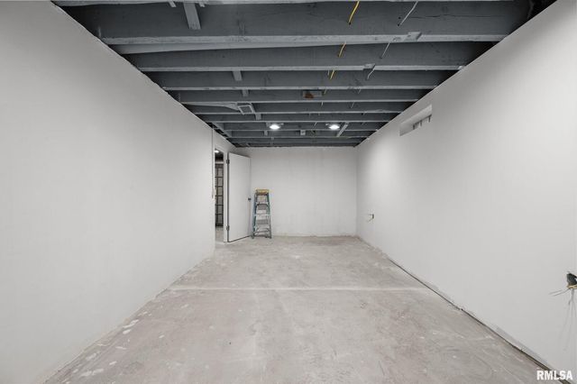 2720 Kennedy Dr Drive, East Moline, IL 61244