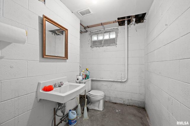 2720 Kennedy Dr Drive, East Moline, IL 61244