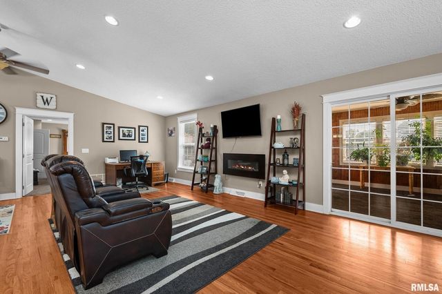 2720 Kennedy Dr Drive, East Moline, IL 61244