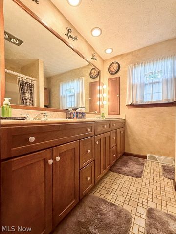 3225 Caprice Drive SW, Warren, OH 44481