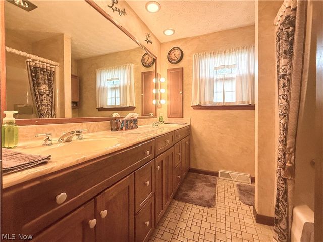 3225 Caprice Drive SW, Warren, OH 44481