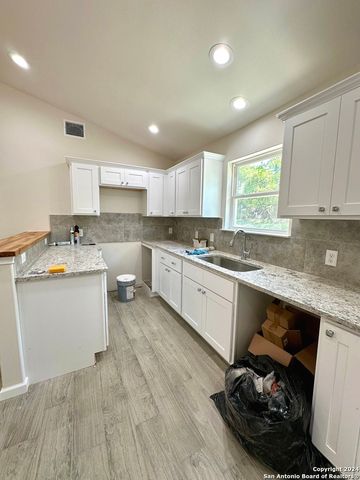 489 Oaklane St, Canyon Lake, TX 78133