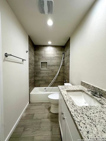 489 Oaklane St, Canyon Lake, TX 78133